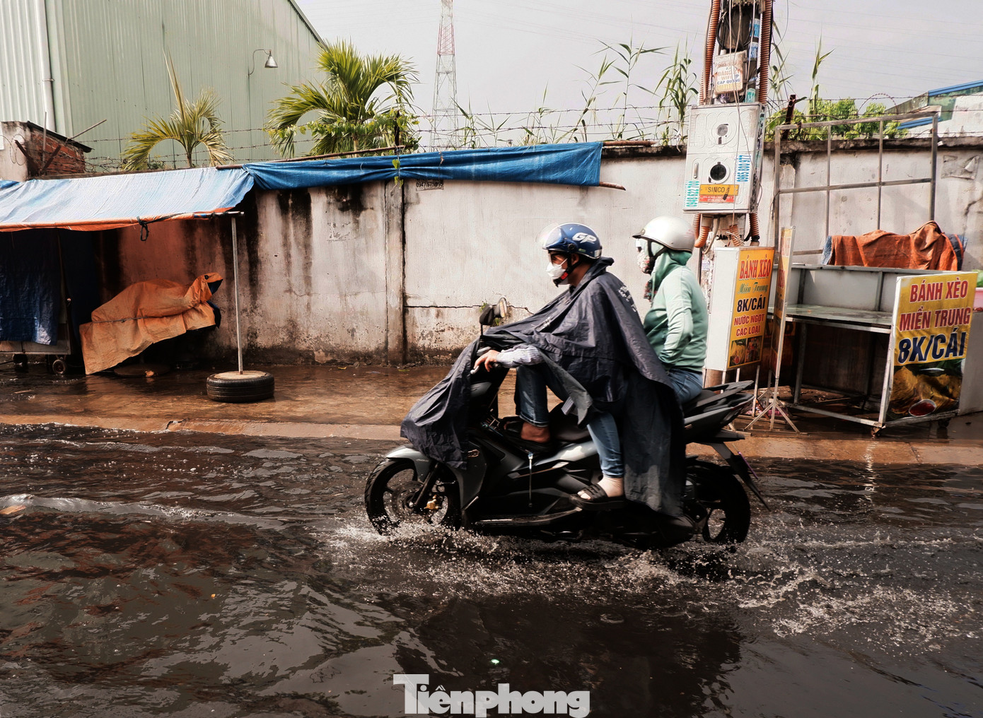 Theo ghi nhận của PV, chiều 28/12, mây dông xuất hiện và gây mưa ở nhiều khu vực TPHCM như: huyện Bình Chánh, quận 8, quận Bình Tân, quận 6, quận 11,…