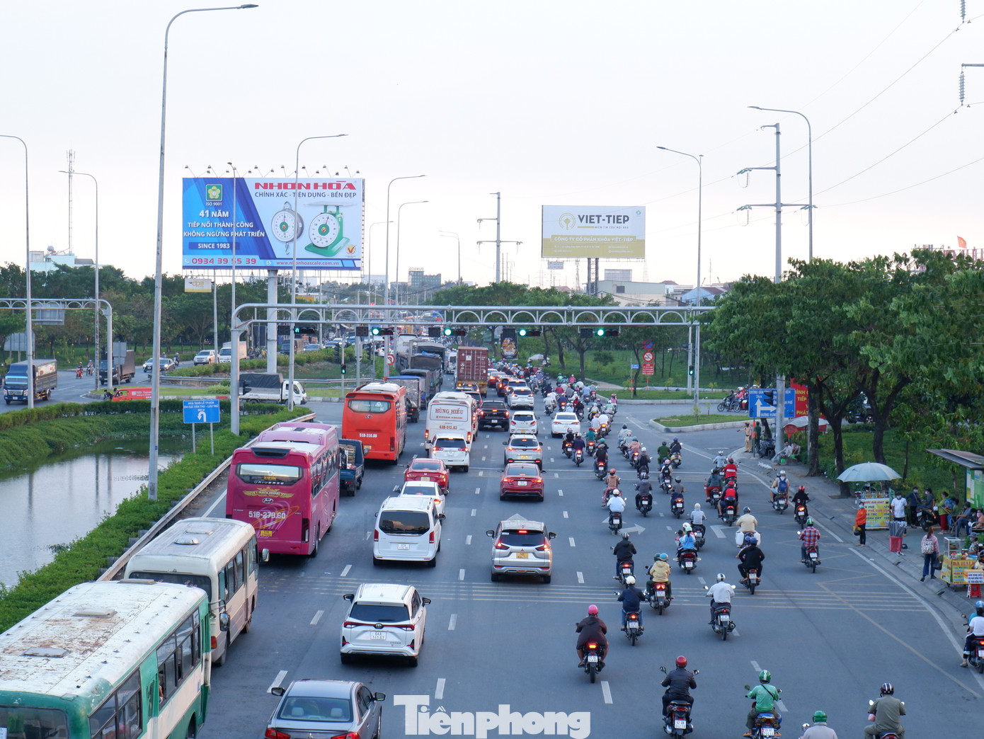 Lượng phương tiện trên quốc lộ 1 (đoạn cửa ngõ phía tây TPHCM) bắt đầu đông đúc từ khoảng 17h.