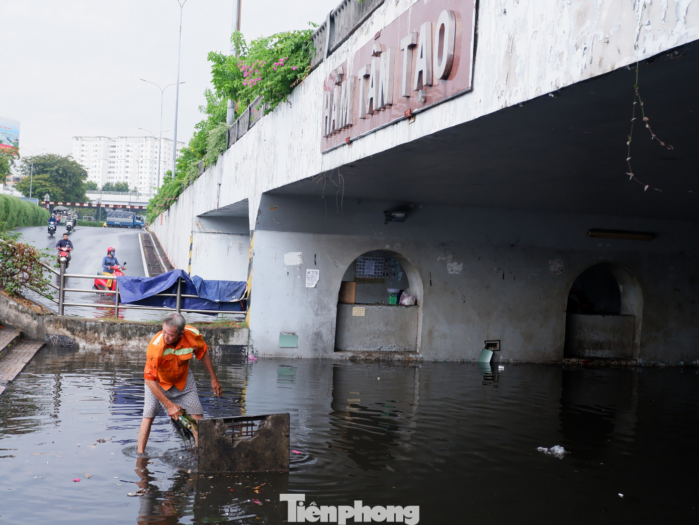 Theo người dân ở khu vực, thời gian qua, khu vực hầm chui Tân Tạo trở thành điểm buôn bán tự phát. Rác thải từ hoạt động kinh doanh không được dọn dẹp đã gây tắc nghẽn cống thoát nước dẫn đến tình trạng ngập úng khi có mưa.