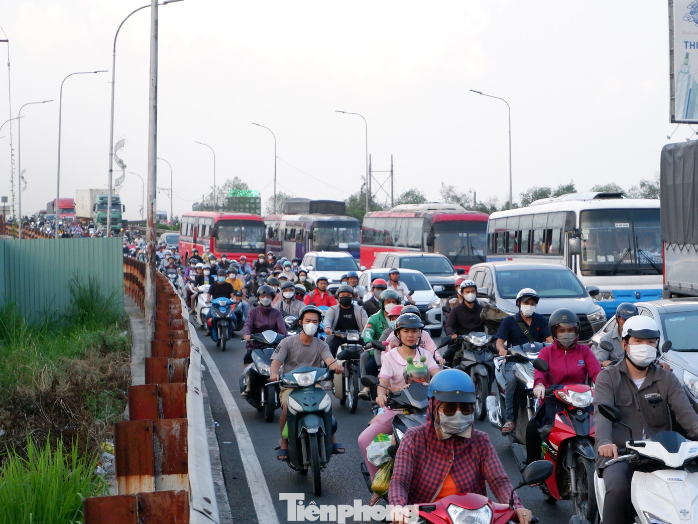 Phương tiện tấp nập trên quốc lộ 1 (đoạn qua cầu Bình Điền 1, huyện Bình Chánh).