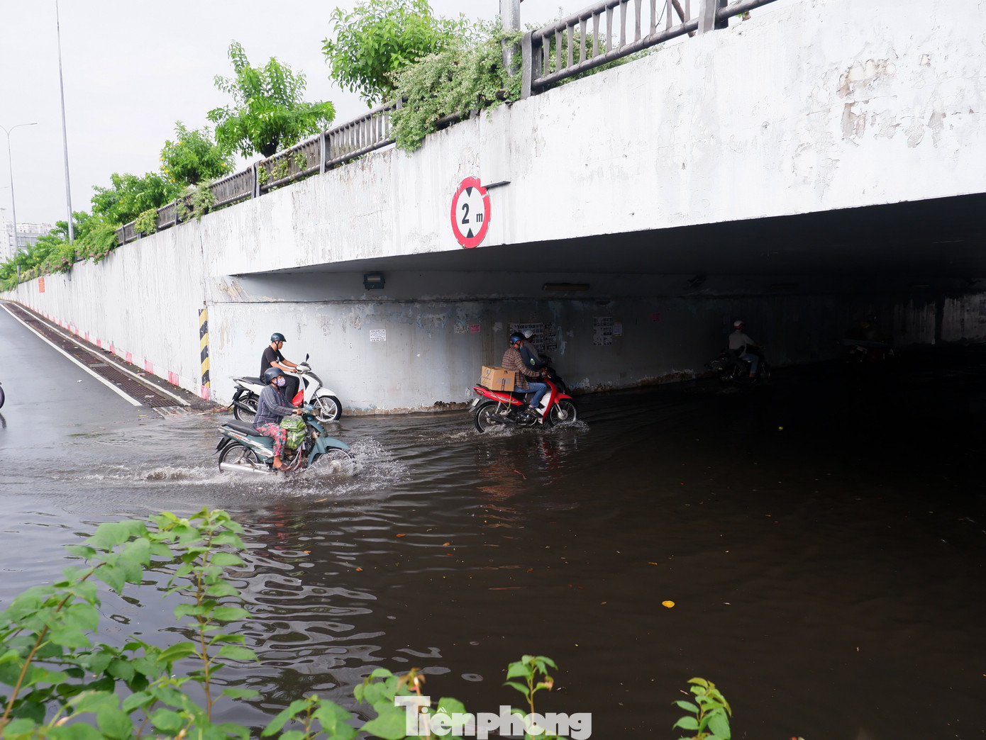 Các phương tiện di chuyển khó khăn qua hầm chui Tân Tạo.