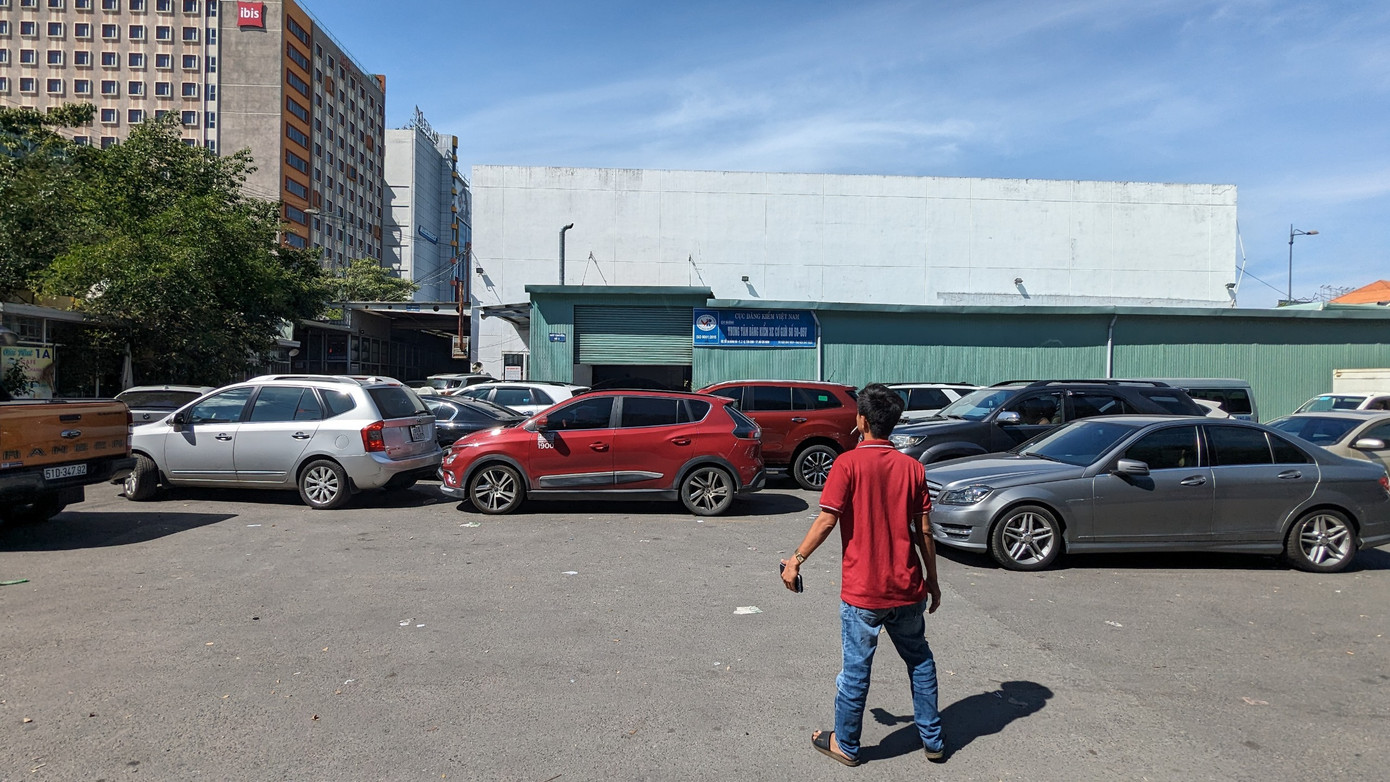 Phương tiện tấp nập đến đăng kiểm tại Chi nhánh TTĐK 50-05V (quận Tân Bình).