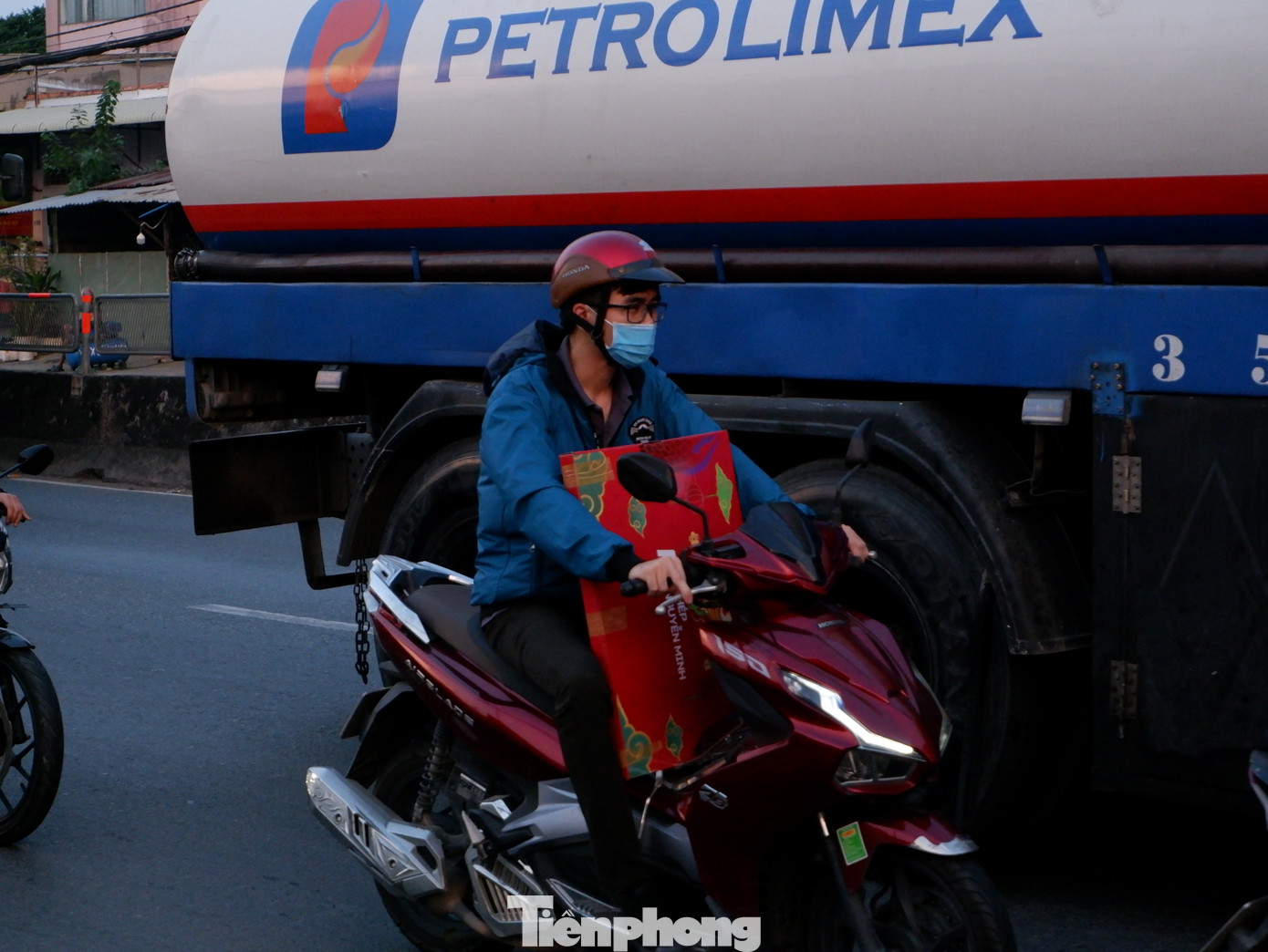 Người dân lỉnh kỉnh đồ đạc rời TPHCM.