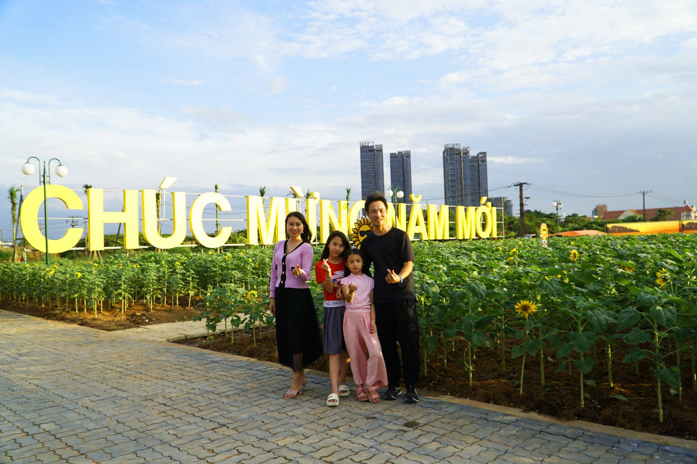 Theo ghi nhận của PV, dải đất ven sông Sài Gòn ngày trước chỉ có lau lách, cỏ dại mọc um tùm thì hiện nay đã thay đổi hoàn toàn diện mạo. Hơn 15.000 cây hoa hướng dương sẽ khoe sắc trong dịp Tết Dương lịch 2024. Nơi đây hứa hẹn sẽ là điểm tham quan, vui chơi, thu hút đông đảo người dân trong dịp Tết đến, Xuân về.