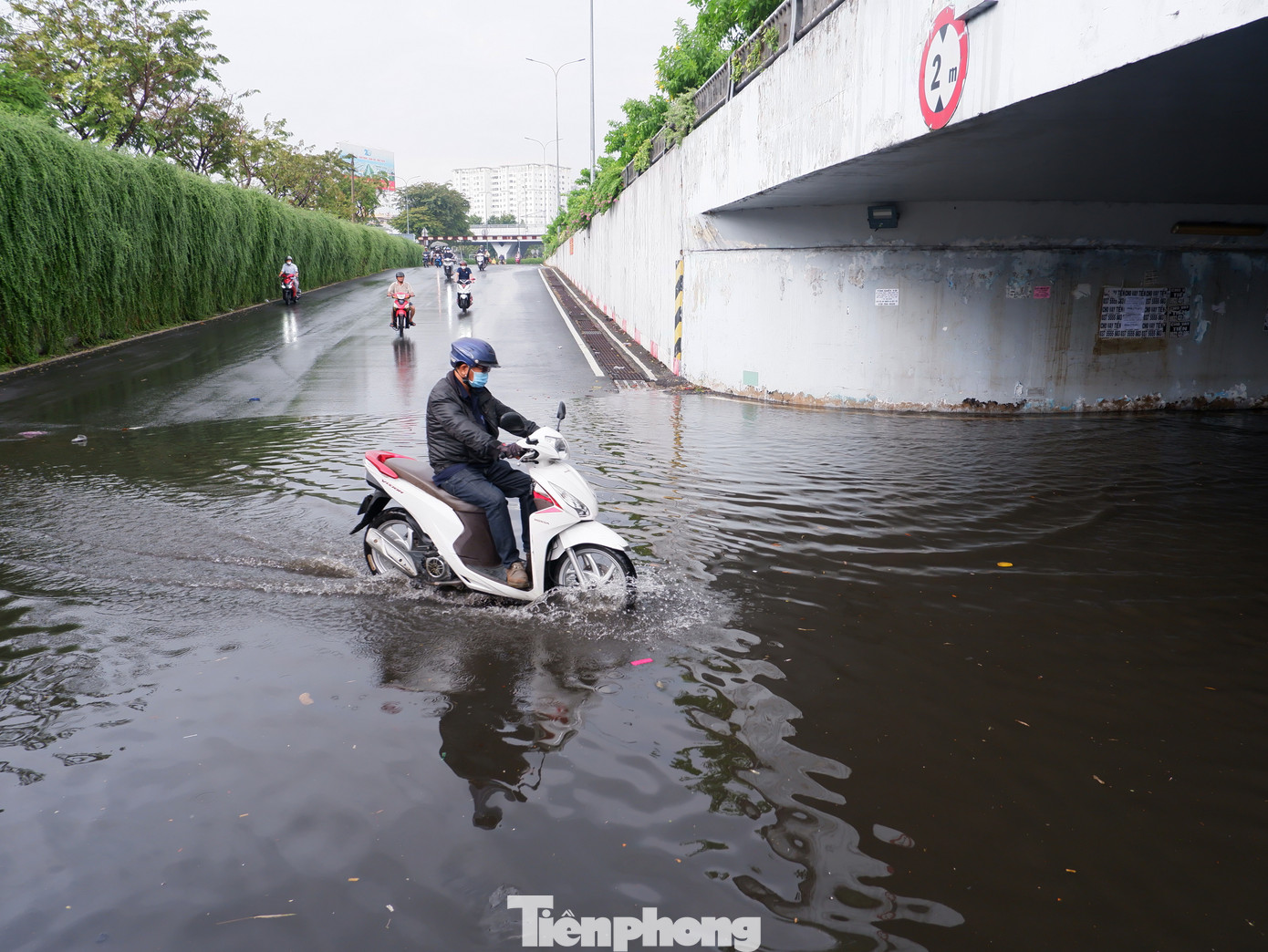 Sau cơn mưa, khu vực hầm chui Tân Tạo trên quốc lộ 1 (phường Tân Tạo, quận Bình Tân) xảy ra tình trạng ngập úng.