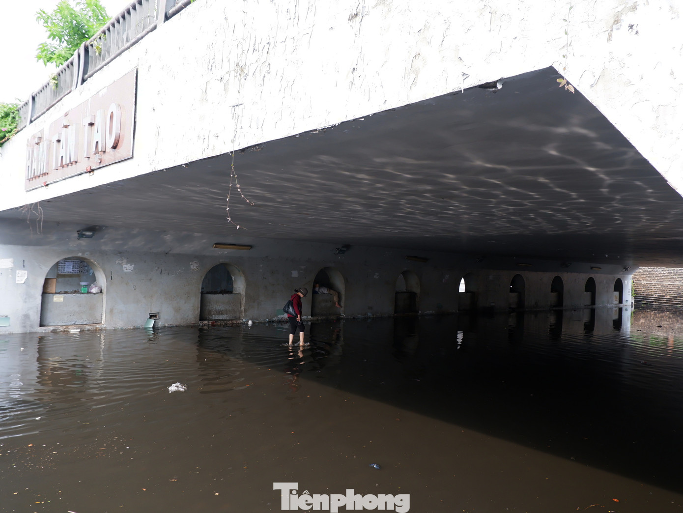 Đến khoảng 15h30 cùng ngày, nước ở khu vực hầm chui Tân Tạo bắt đầu rút dần.