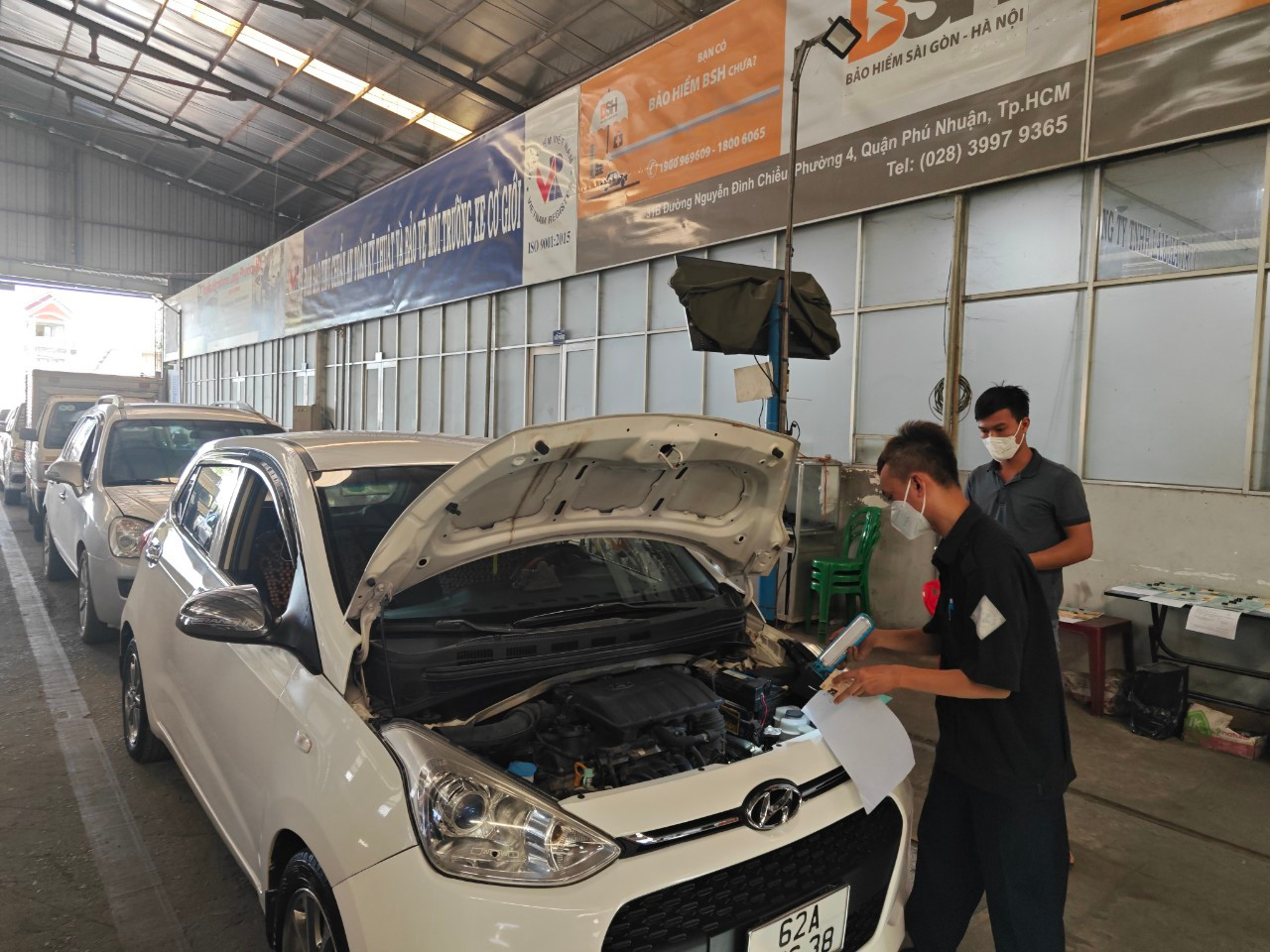 Nhân viên tại các TTĐK đang phải hoạt động hết công suất để đáp ứng nhu cầu kiểm định vào dịp cuối năm.