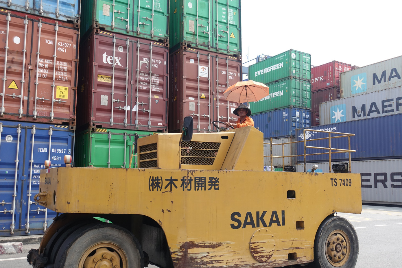 Hoạt động bên trong khu vực cảng Cát Lái (TP Thủ Đức). Ảnh: Hữu Huy