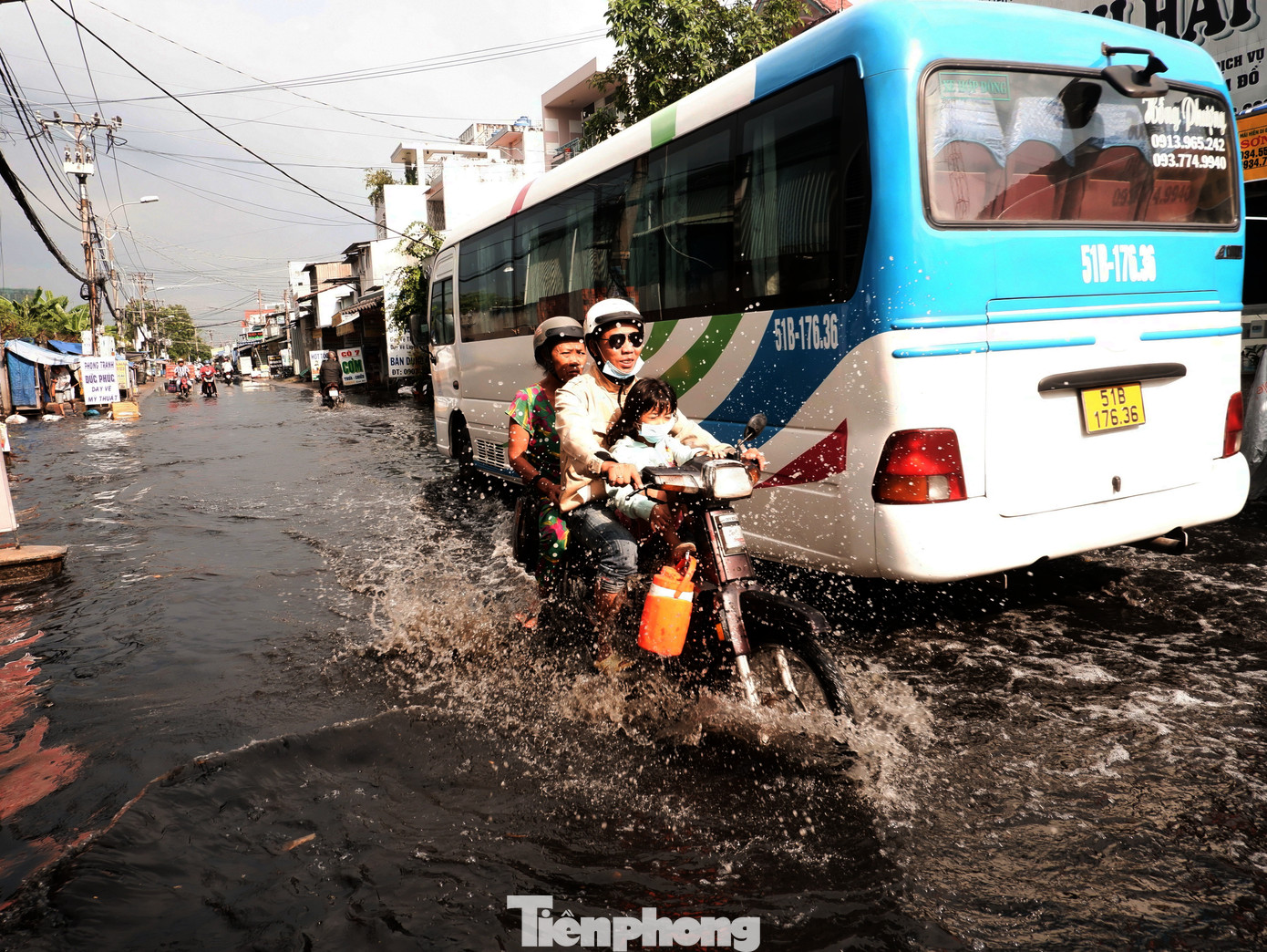 Một đoạn ngắn đường Sinco (phường Bình Trị Đông B, quận Bình Tân) cũng bị ngập úng sau cơn mưa chiều 28/12.