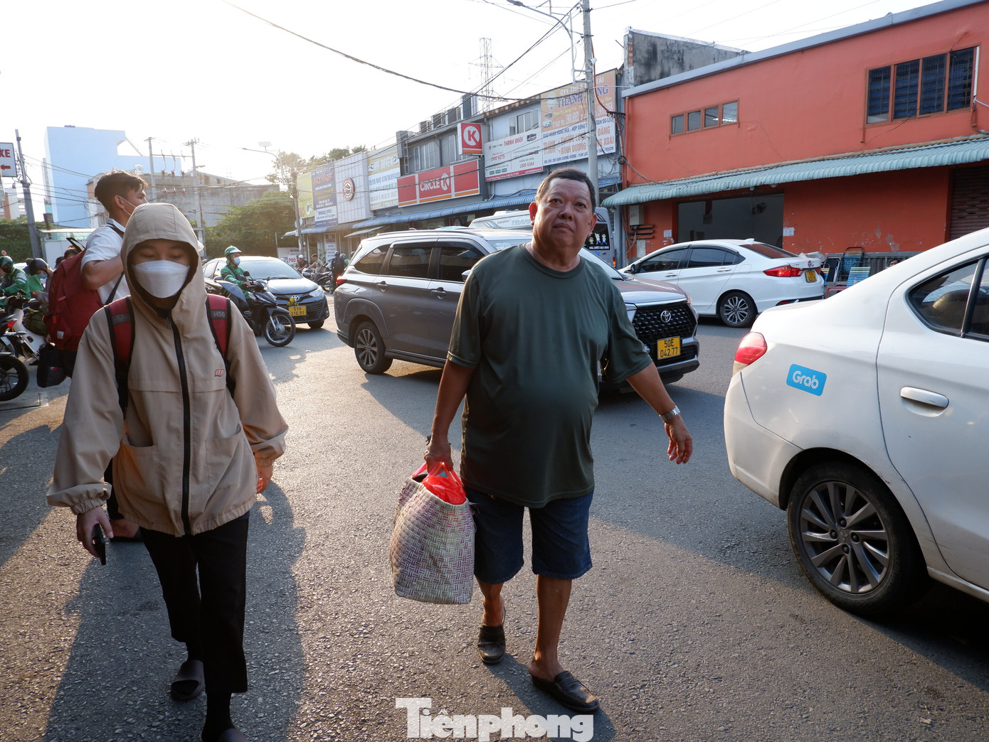 Hành khách lỉnh kỉnh hành lý ra bến xe về quê bắt đầu kỳ nghỉ Tết Dương lịch.