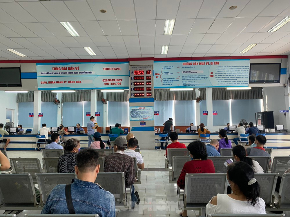 Hành khách mua vé tàu Tết ở ga Sài Gòn. Ảnh: Hữu Huy