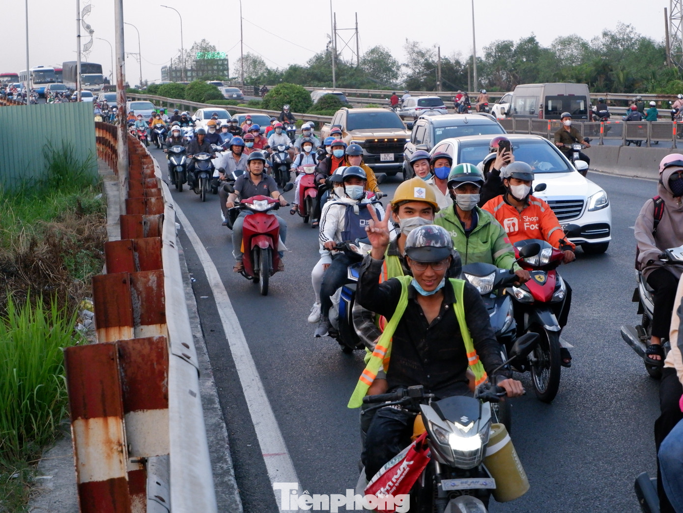 Đến gần 18h, lượng phương tiện đổ về cửa ngõ phía tây TPHCM tiếp tục tăng vọt. Lực lượng CSGT được huy động điều tiết giao thông ở các nút giao thông.