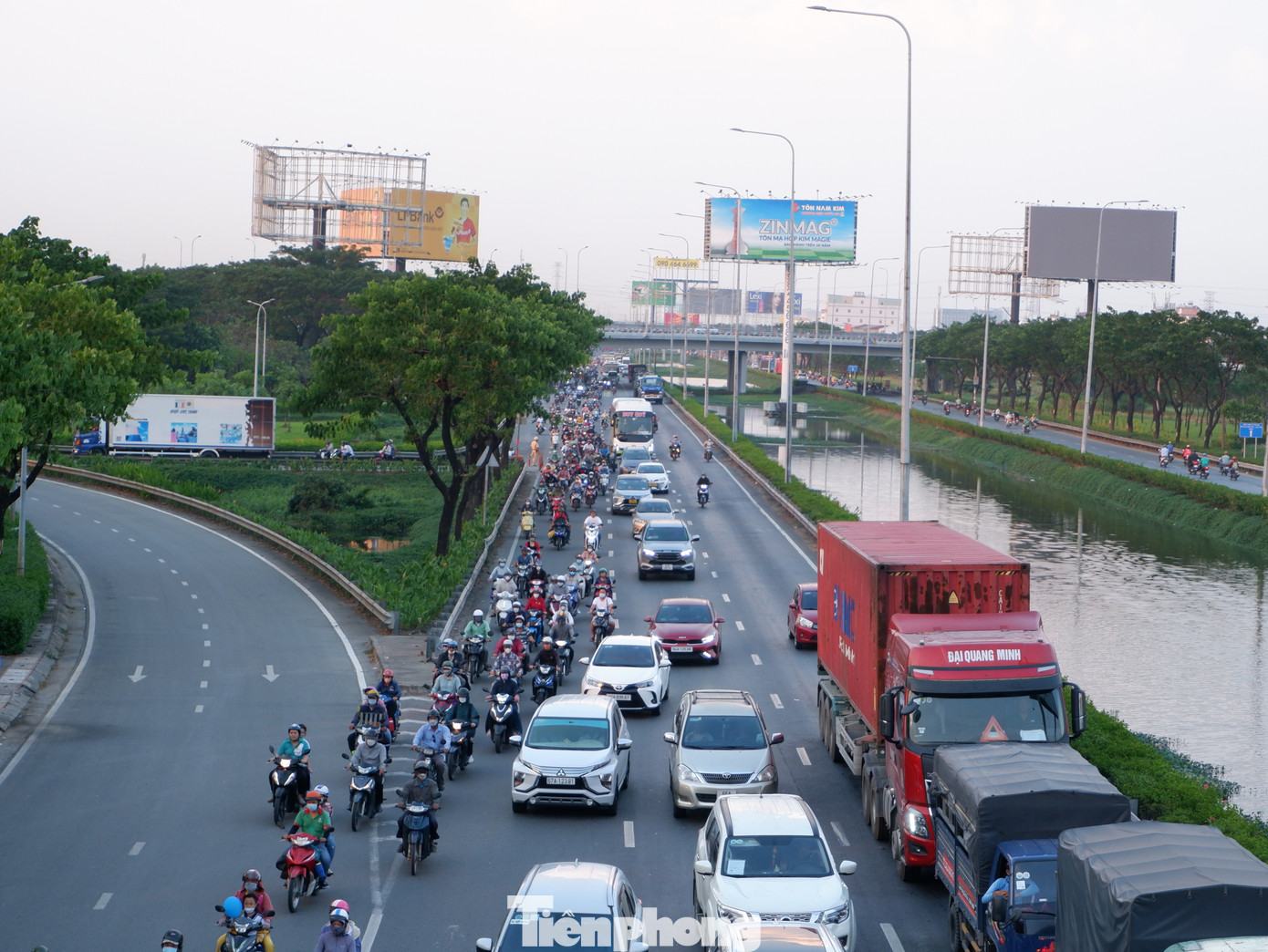 Chiều tối 29/12, kết thúc ngày làm việc cuối trước kỳ nghỉ Tết Dương lịch 2024, cửa ngõ phía tây TPHCM tấp nập người và phương tiện.