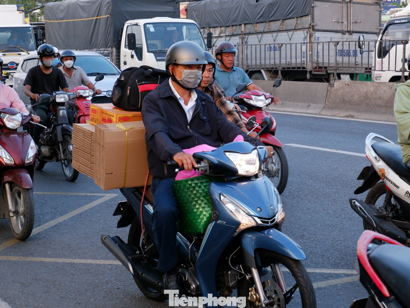 Người dân lỉnh kỉnh đồ đạc rời TPHCM.