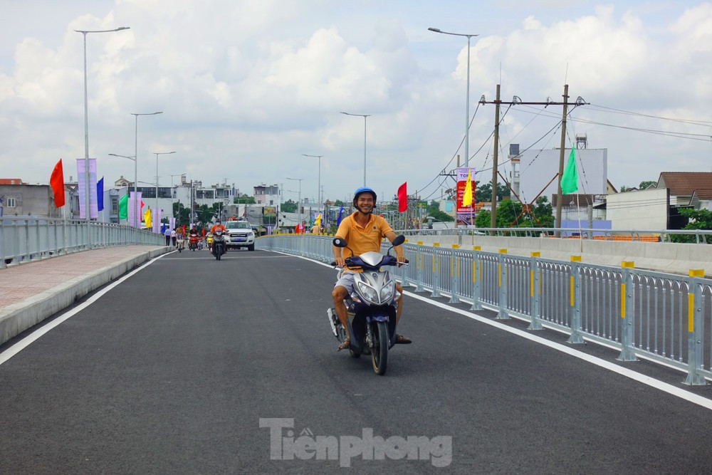 Dự án đầu tư xây dựng cầu Long Kiểng mới nhằm thay thế cầu sắt cũ đã được UBND TPHCM phê duyệt đầu tư ngày 28/5/2001 và chính thức khởi công xây dựng vào ngày 9/8/2018. Đến ngày 20/12/2019, dự án phải tạm dừng thi công vì không có thêm mặt bằng để tiếp tục thi công.