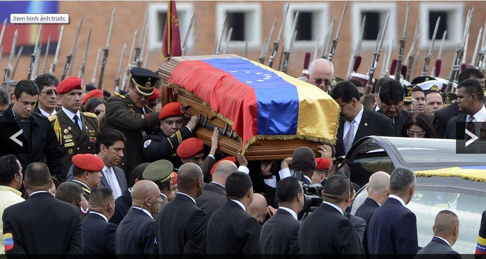 Các quan chức cấp cao của Venezuela và binh lính nước này cùng đi bên linh cữu cố tổng thống Hugo Chavez