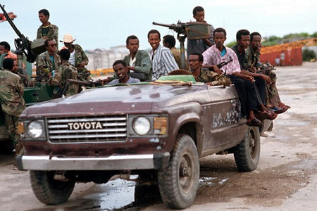 Các tay súng tại Mogadishu ngồi trên một chiếc Toyota với tên gọi thân mật là 
