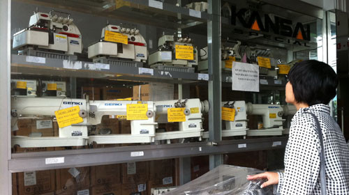 Các loại máy trong ngành dệt may nhập khẩu từ Trung Quốc được bày bán tại một cửa hàng trên đường Hoàng Văn Thụ, Q.Tân Bình, TP.HCM với giá giới thiệu chỉ bằng nửa hàng nhập khẩu từ Nhật Bản. Ảnh: T.T.D.