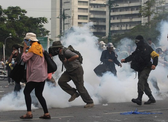 Cảnh sát xịt hơi cay, khói để giải tán người biểu tình