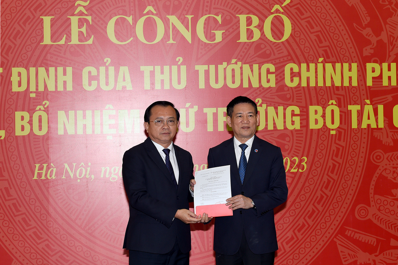 Bộ Trưởng Tài chính Hồ Đức Phớc trao quyết định cho ông Lê Tấn Cận.