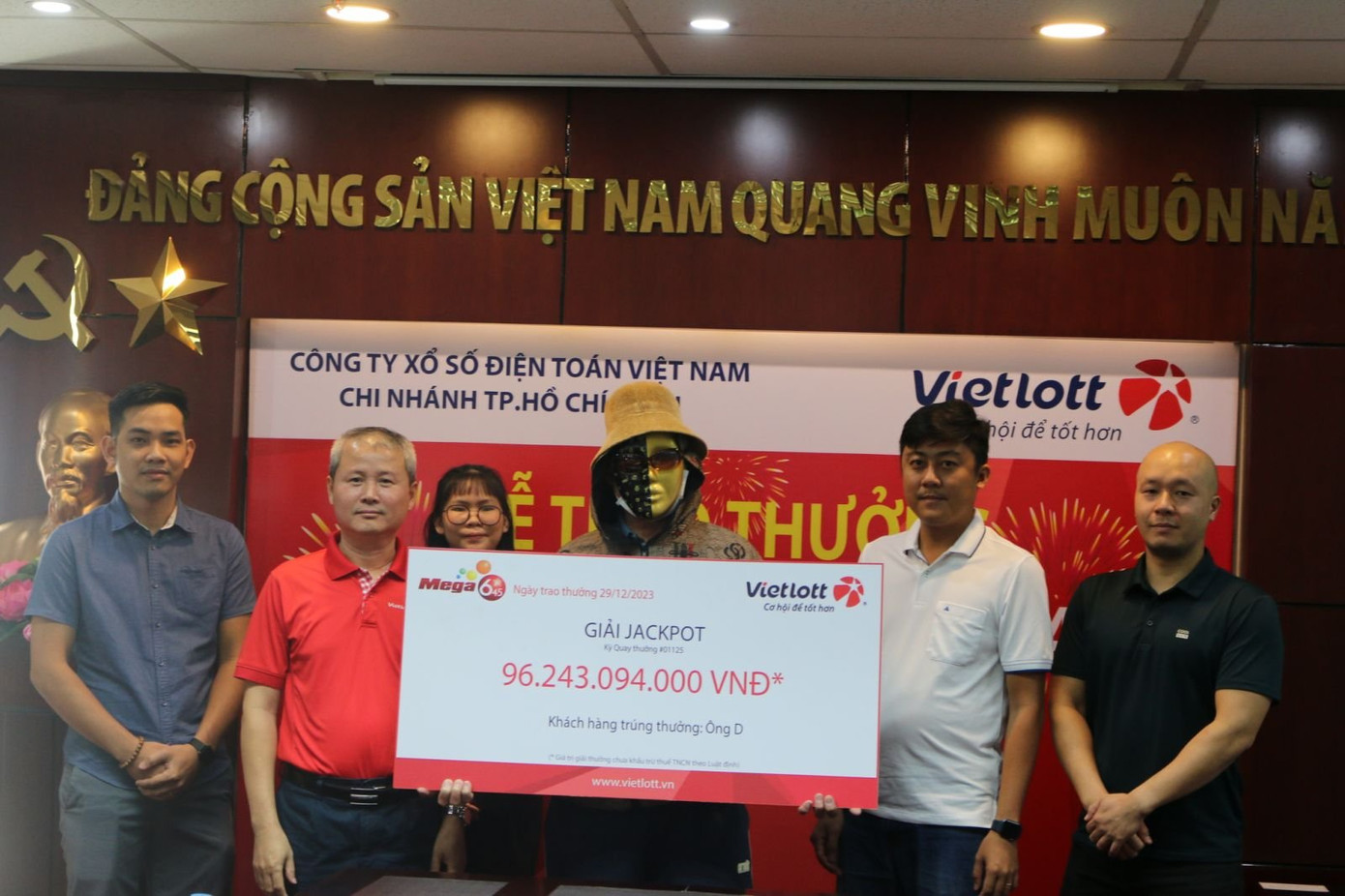 Ông D. làm nghề xe ôm tự do tại TPHCM vừa nhận thưởng Jackpot trị giá 96 tỷ đồng.