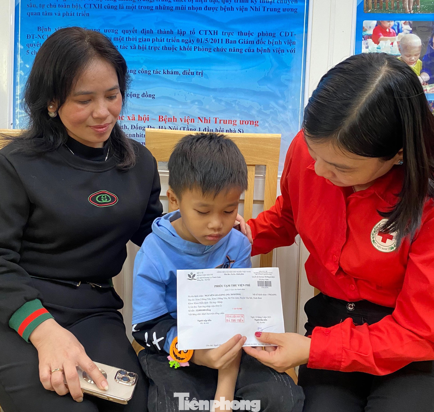 Nhà hảo tâm trao tặng tiền hỗ trợ viện phí cho cháu Nguyễn Gia Long.