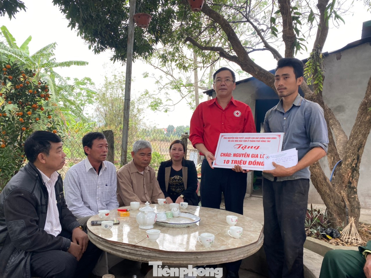 Hội Chữ thập đỏ tỉnh Ninh Bình trao tiền hỗ trợ của các nhà hảo tâm cho gia đình cháu Nguyễn Gia Long.