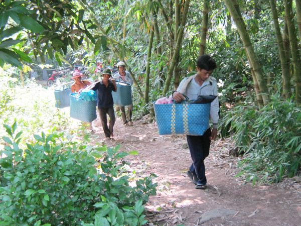 Tắc đường, người dân vận chuyển hàng hóa lên núi Cấm theo đường rừng