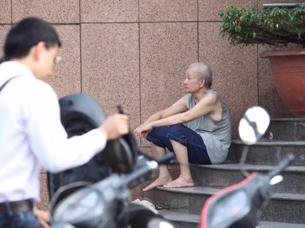 Đến cửa tòa nhà lớn để đón những luồng khí lạnh từ điều hòa