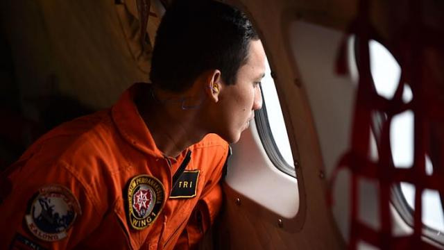 [LIVE] Phát hiện thân máy bay QZ8501 dưới đáy biển ảnh 27