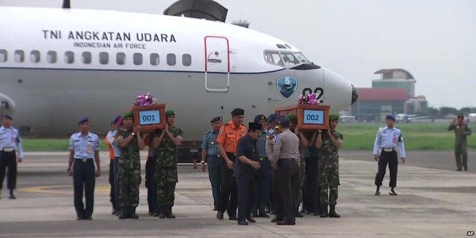 [LIVE] Phát hiện thân máy bay QZ8501 dưới đáy biển ảnh 12