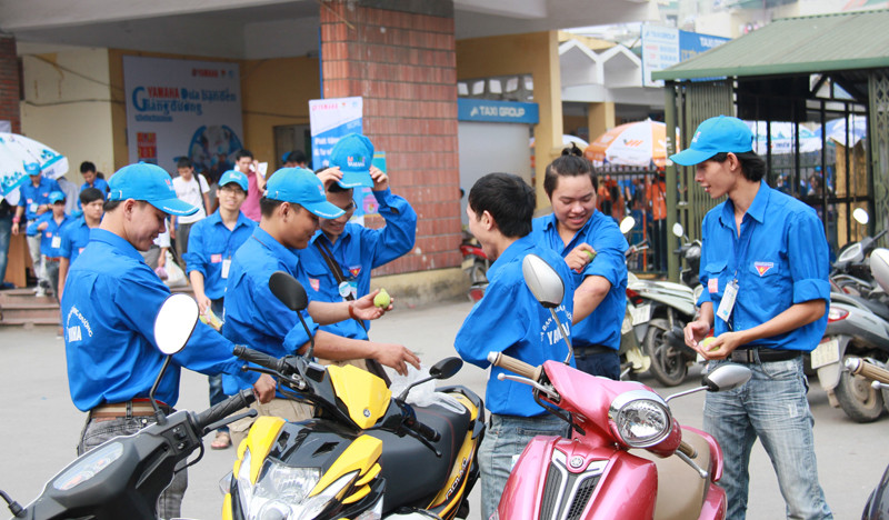 Phút nghỉ ngơi của các sinh viên tình nguyện. Ảnh: Trường Phong