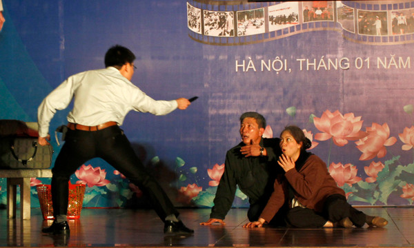 Nhiều tiểu phẩm cũng thể hiện được hơi thở cuộc sống hiện đại. Đó là sự thờ ơ, vô cảm trước những cảnh bất bình