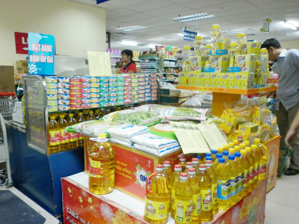 Người thu nhập thấp khó tiếp cận các mặt hàng bình ổn giá. Ảnh: ĐD. Người thu nhập thấp khó tiếp cận các mặt hàng bình ổn giá. Ảnh: ĐD