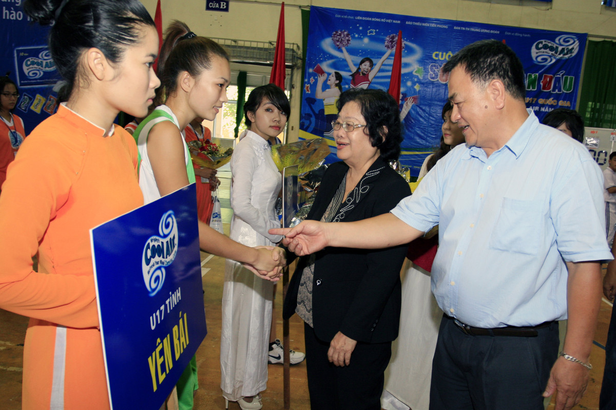 Nguyên Phó Chủ tịch Nước Trương Mỹ Hoa cùng các vị đại biểu khách mời đã xuống sân Nhà thi đấu tặng hoa, tặng cờ lưu niệm và chúc mừng các VĐV, HLV về dự VCK toàn quốc