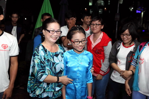 Cô bé luôn được các fan vây quanh mỗi khi xuất hiện - Ảnh: Độc Lập 