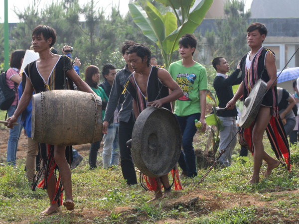 Tiếng kồng, chiêng với âm thanh vang vọng tại buổi lễ