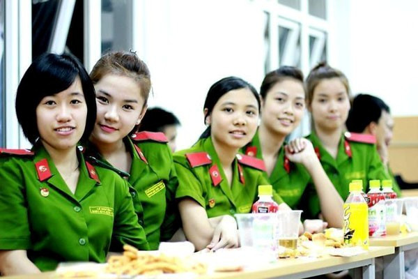 Phương Nhung nổi bật giữa những thiếu nữ áo xanh