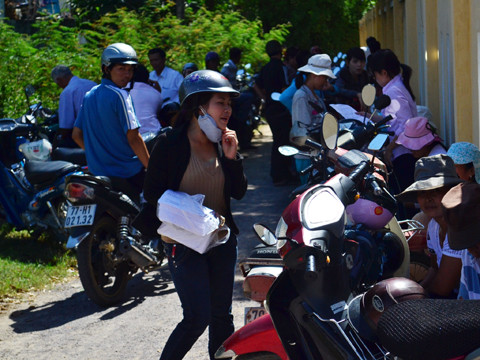 Sinh viên ĐH Quy Nhơn bán đáp án đề thi trước 1 giờ đồng hồ tại điểm thi Trường THCS Diêu TRì. ảnh Việt Hương