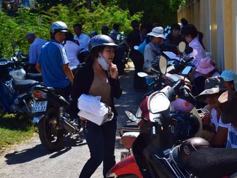 Sinh viên ĐH Quy Nhơn bán đáp án đề thi trước 1 giờ đồng hồ tại điểm thi Trường THCS Diêu TRì. ảnh Việt Hương