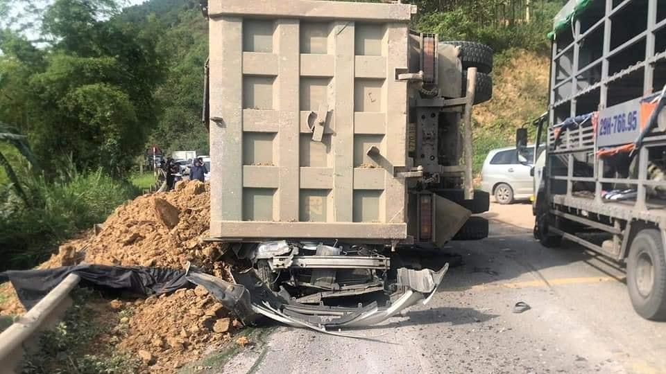 Hiện trường vụ xe chở đất lật đè bẹp xe con làm 3 người chết ở Hoà Bình chiều 4/6. Hiện trường vụ xe chở đất lật đè bẹp xe con làm 3 người chết ở Hoà Bình chiều 4/6.