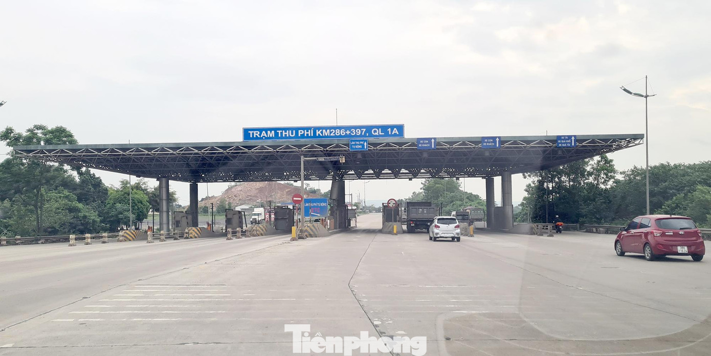 Trạm thu phí Bỉm Sơn trên quốc lộ 1A được dùng để thu phí hoàn vốn cho dự án BOT đường tránh phía Tây Thành phố Thanh Hóa, nhưng đặt ngoài phạm vi dự án nên nhiều năm qua tạm dừng hoạt động (Ảnh: Phạm Thanh). Trạm thu phí Bỉm Sơn trên quốc lộ 1A được dùng để thu phí hoàn vốn cho dự án BOT đường tránh phía Tây Thành phố Thanh Hóa, nhưng đặt ngoài phạm vi dự án nên nhiều năm qua tạm dừng hoạt động (Ảnh: Phạm Thanh).