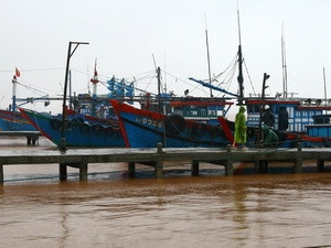 Ngư dân neo tàu, thuyền tránh bão. Ngư dân neo tàu, thuyền tránh bão