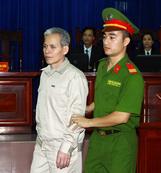 Dẫn giải bị cáo Đoàn Văn Sịnh vào phòng xử án. (Ảnh: Doãn Tấn/TTXVN)