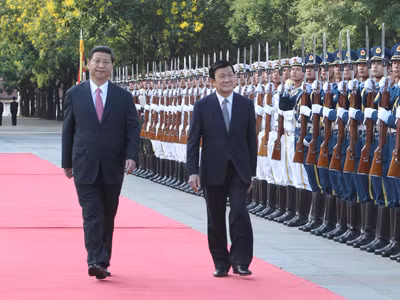 Chủ tịch Trung Quốc Tập Cận Bình và Chủ tịch nước Trương Tấn Sang duyệt đội danh dự Quân Giải phóng Nhân dân Trung Quốc. Ảnh: TTXVN