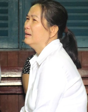 Ngay sau khi toà tuyên án bà Liên ngất lịm. Ảnh: Hải Duyên