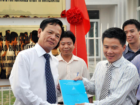 Ông Đào Hồng Tuyển và GS Ngô Bảo Châu. Ông Đào Hồng Tuyển và GS Ngô Bảo Châu