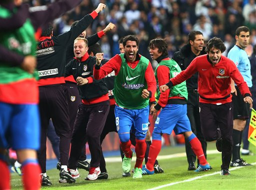 Các cầu thủ Atletico Madrid ăn mừng chiến thắng trước Real