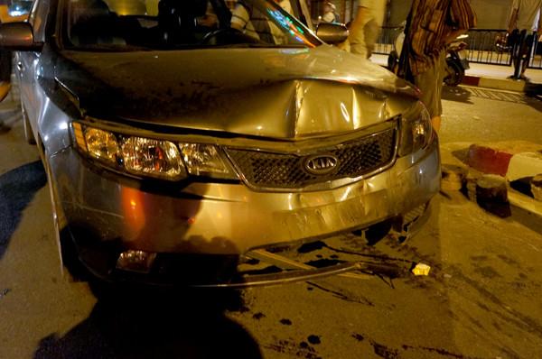 Đầu chiếc xe bị bẹp rúm