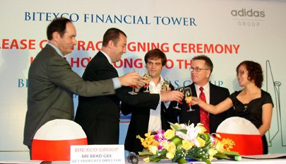 iệc mở cửa hàng thứ 50 tại VN vào cuối năm 2011 (tại TP.HCM) cho thấy Adidas đang ăn nên làm ra tại Việt Nam. Ảnh: SaigonTimes